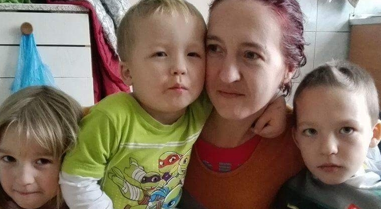 Chora na nowotwór kobieta śpi na podłodze. Trudne warunki mieszkaniowe chorej Anny