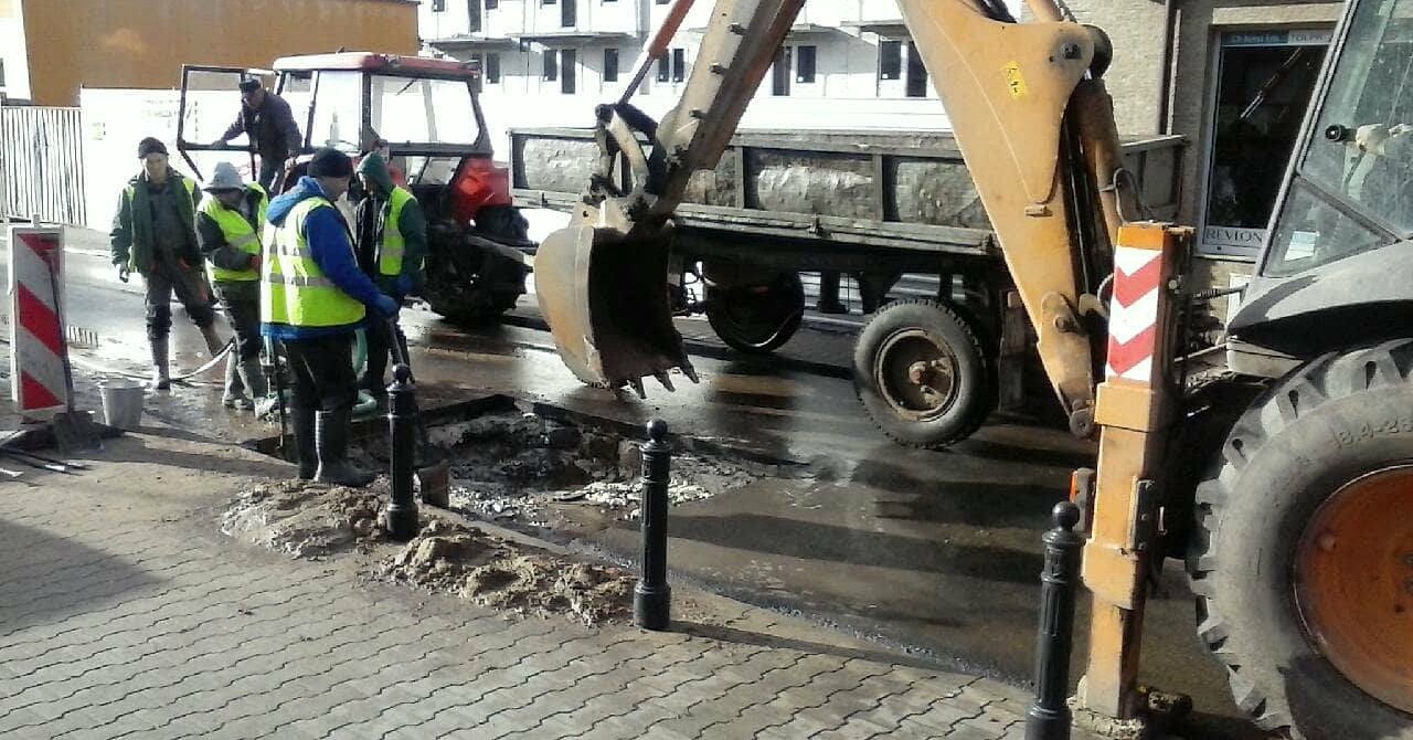 Na ulicy 3 Maja pękła rura. Droga jest nieprzejezdna [ZDJĘCIA]