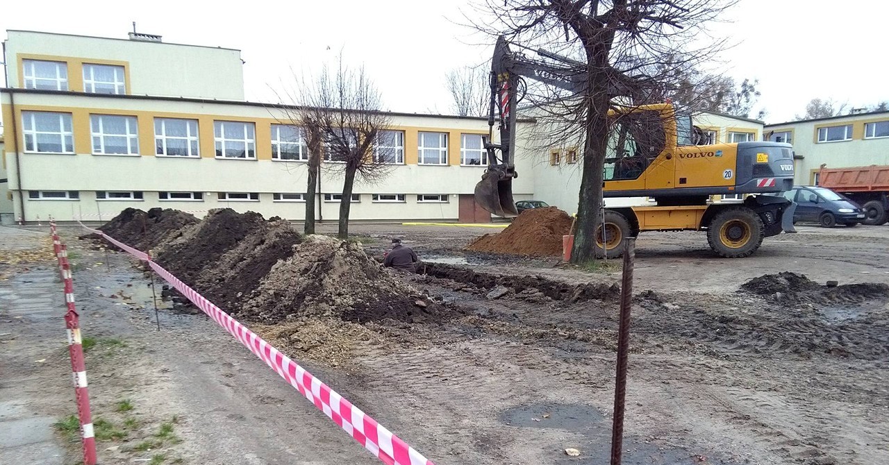 Koniec z kałużami. Ruszyły prace na parkingu przed SP3 [ZDJĘCIA]