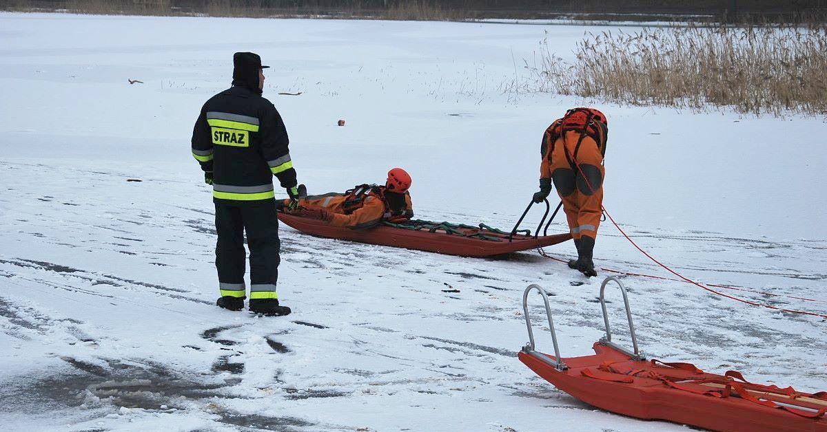 Gostynińscy strażacy ćwiczyli na lodzie [ZDJĘCIA]