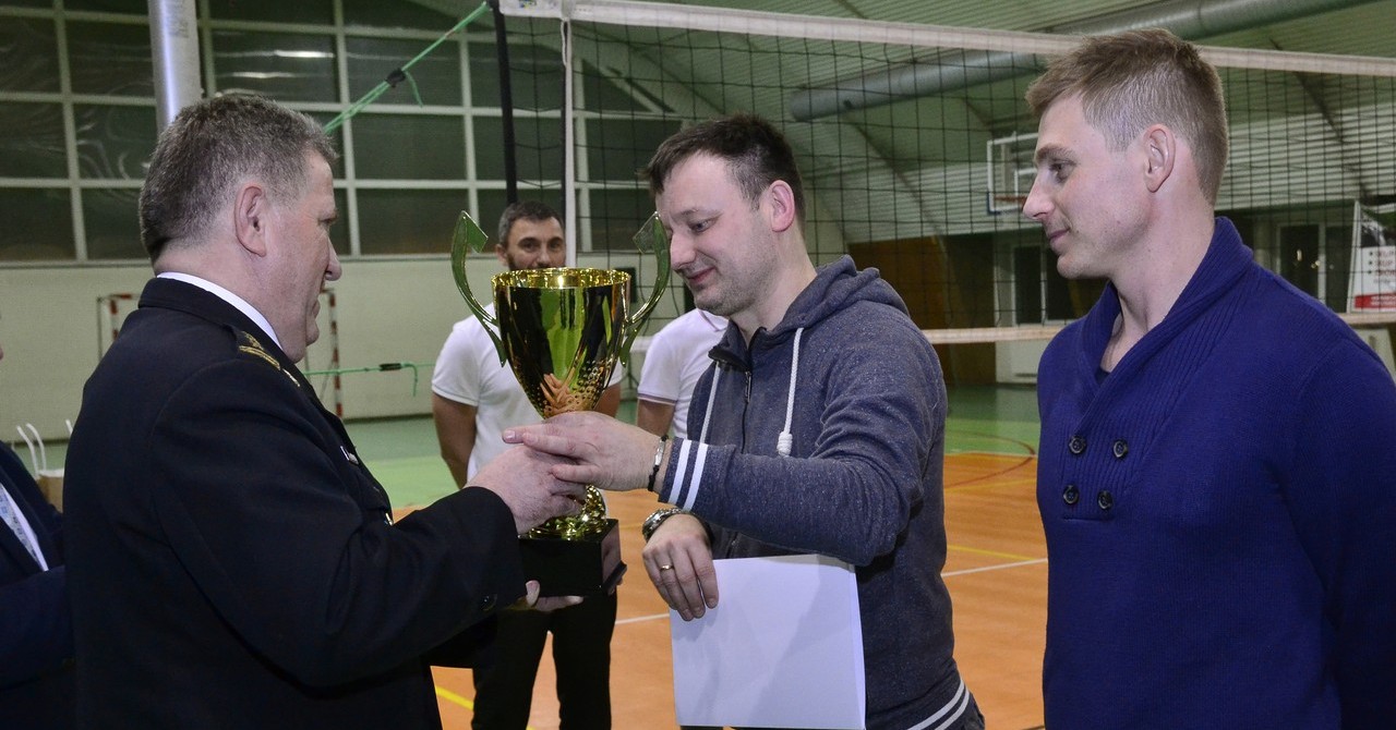 Gostynińscy strażacy wywalczyli 3. miejsce w mazowieckim turnieju siatkówki [ZDJĘCIA]