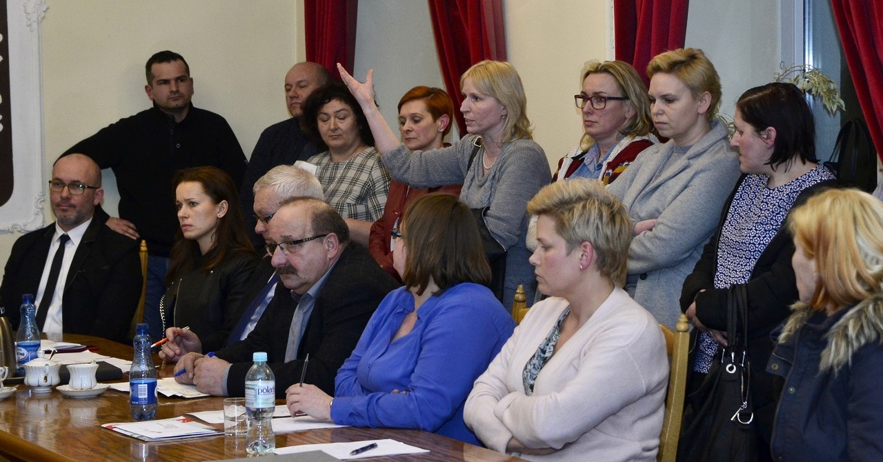 Oburzeni rodzice i oklaski dla radnych. Przeniesienie klas zaopiniowane negatywnie