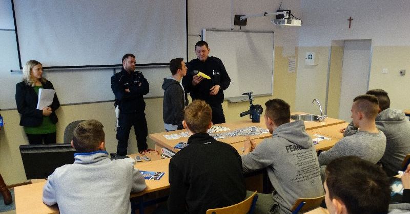 Gostynińscy policjanci z wizytą w GCE [ZDJĘCIA]