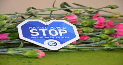 Kobieta Za Kierownicą łagodzi O...