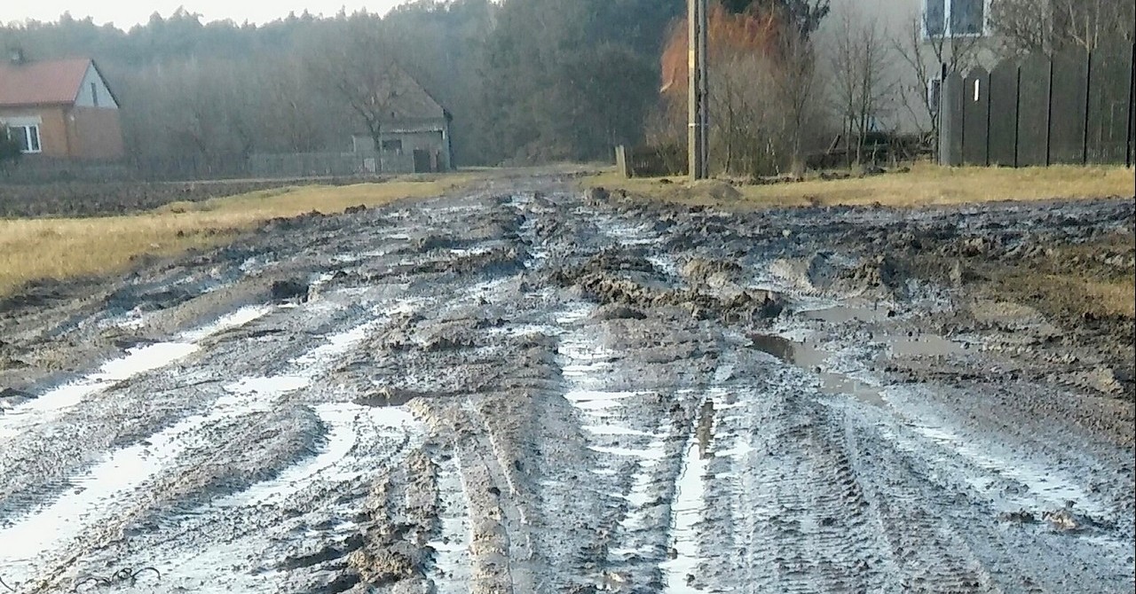 Czytelnicy alarmują: drogę w Rogożewku da się przejechać jedynie ciągnikiem! [ZDJĘCIA]