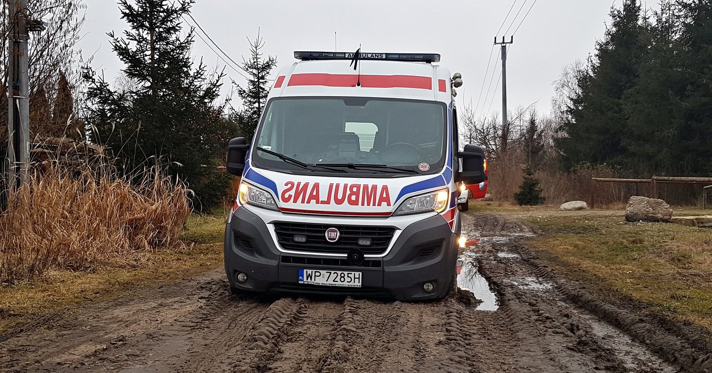 Karetka ugrzęzła w błocie. Ratownicy szli do chorego pieszo [ZDJĘCIA]
