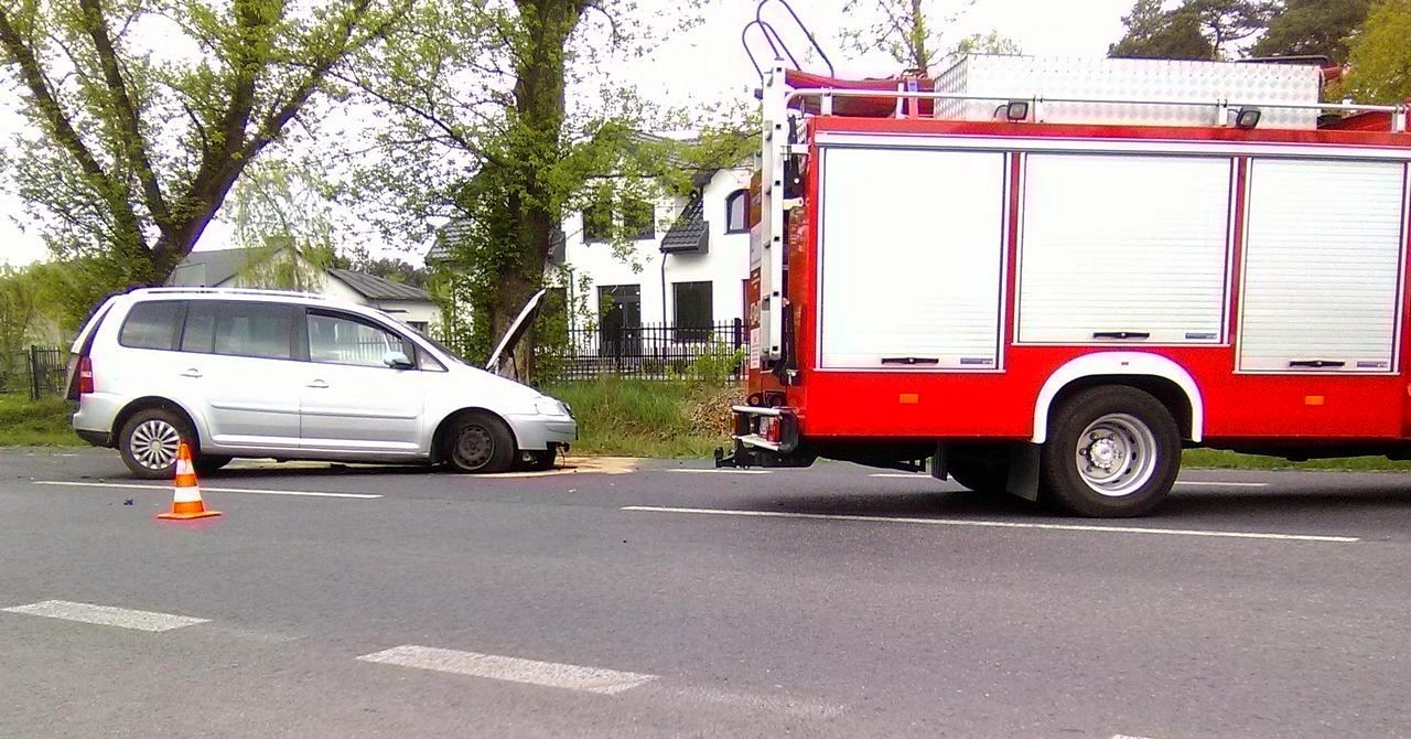 Wypadek w Legardzie. Volkswagen uderzył w drzewo [ZDJĘCIA]