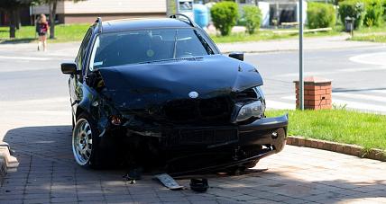 Auto W Parkowej Alejce. Kolejna...