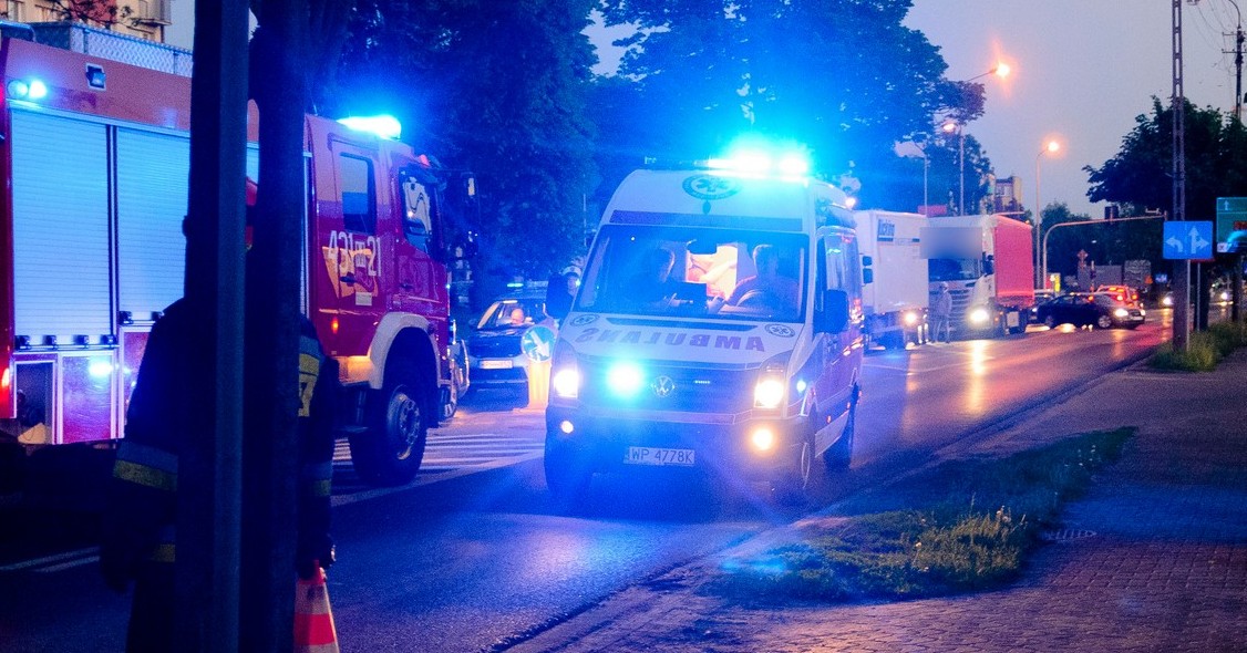 Wypadek na Jana Pawła. Motocyklista po zderzeniu z autem uderzył w drzewo [ZDJĘCIA]