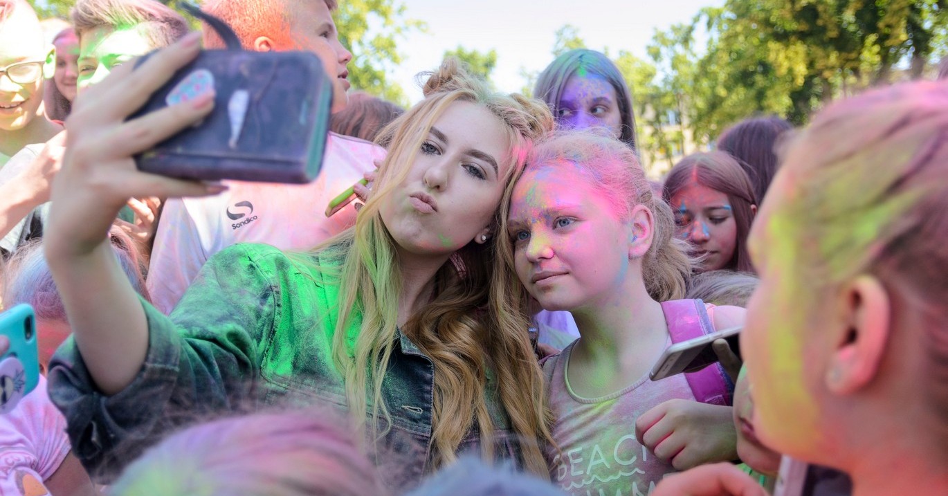 Eksplozja kolorów i gwiazdy Youtube na Dniu Dziecka w SP1 [ZDJĘCIA]