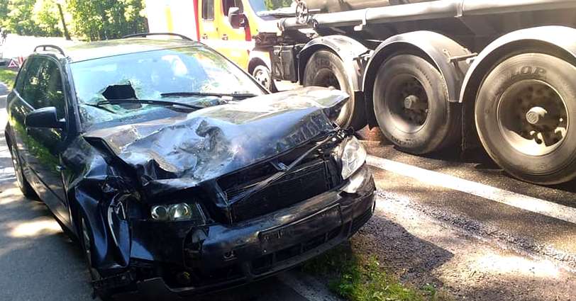 Kierowca Audi wjechał w tył cysterny. To wyglądało groźnie [ZDJĘCIA]