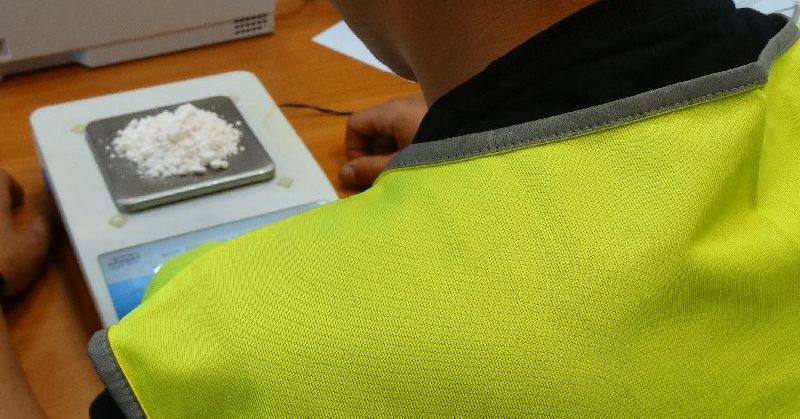 24-latek wszedł z narkotykami na komendę. Posiadał 120 gram amfetaminy