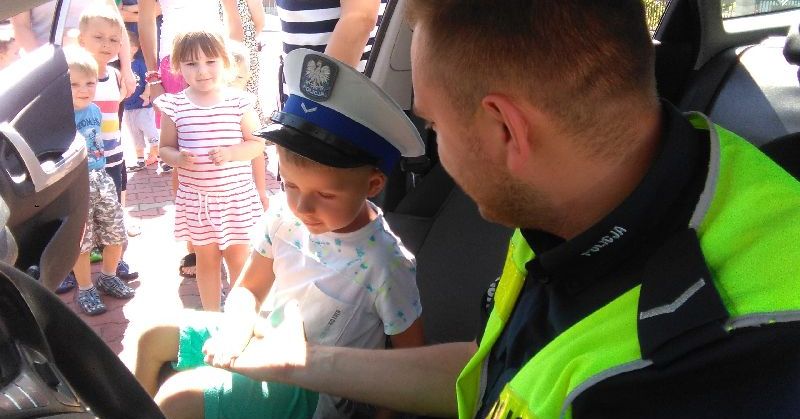 Maluszki złożyły życzenia policjantom [ZDJĘCIA]