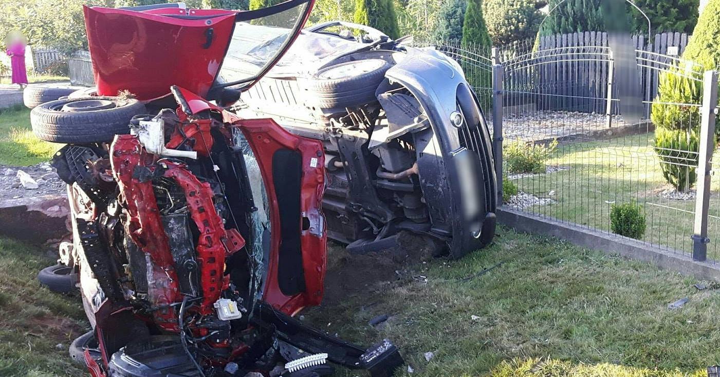 Toyota wjechała w zaparkowane auto [ZDJĘCIA]