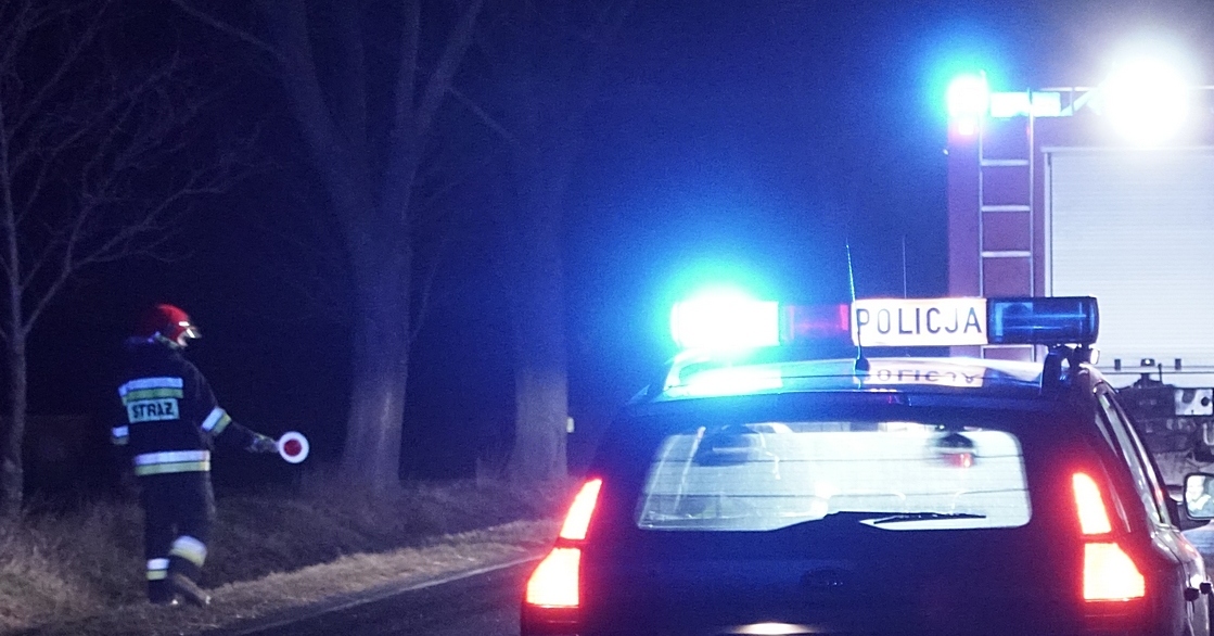 Dachowanie w Zdworzu. Kierowca uciekł z miejsca zdarzenia