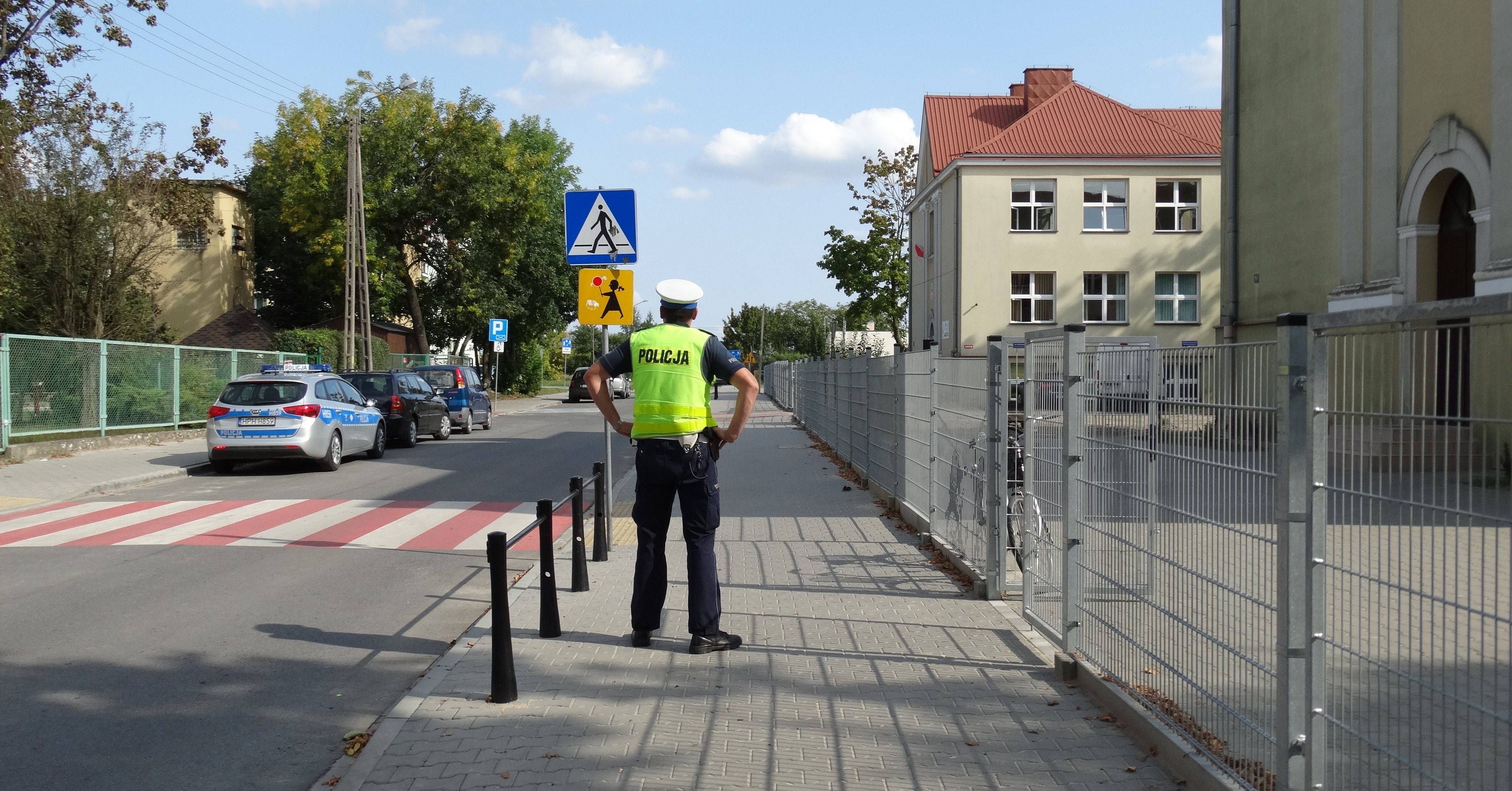 Policja sprawdzała teren w pobliżu szkół [ZDJĘCIA]