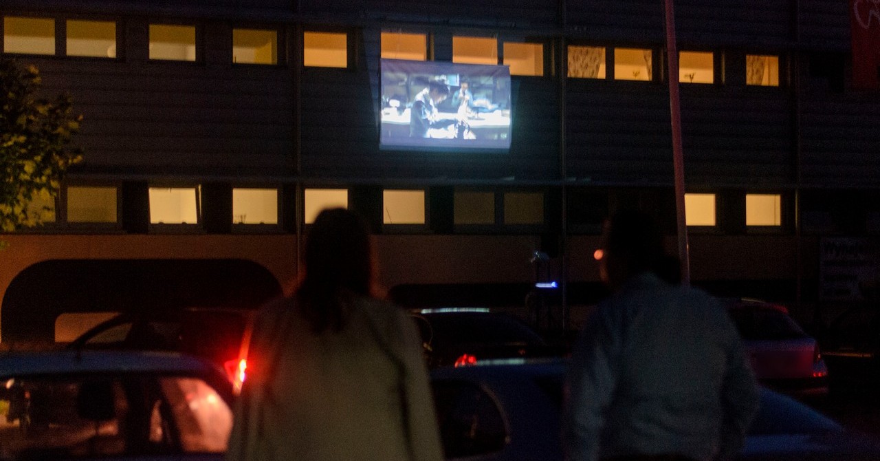 Pierwszy w Gostyninie seans kina samochodowego [ZDJĘCIA]