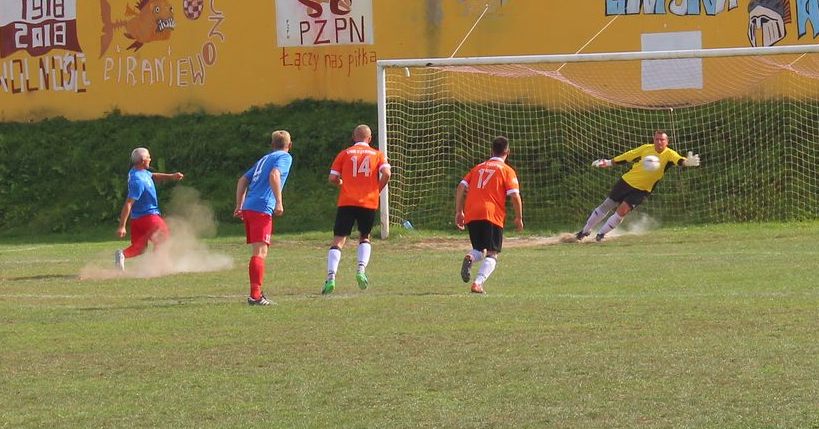 Emocjonujące starcie i 8 bramek. Kolejny punkt Błyskawicy [ZDJĘCIA]