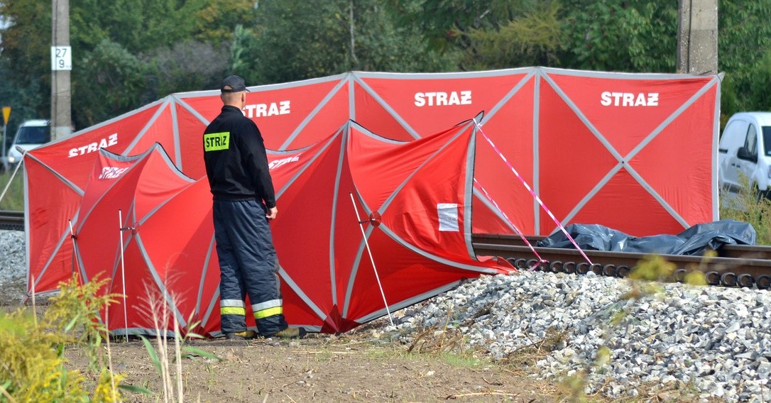 Tragedia na torach. 38-latek rzucił się pod pociąg [ZDJĘCIA]