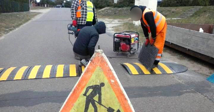 Będzie bezpieczniej. Na Zazamczu trwa montaż progów zwalniających [ZDJĘCIA]