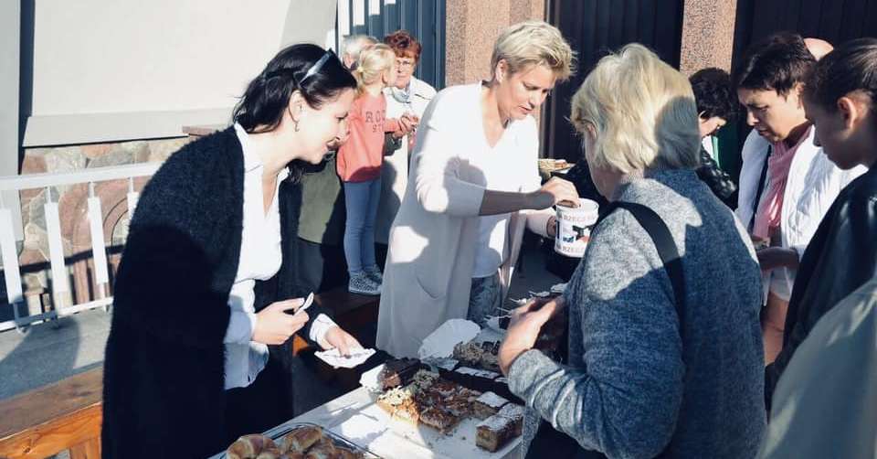 Charytatywny kiermasz ciast przy kościele. Mieszkańcy Gostynina mają wielkie serca [FOTO]