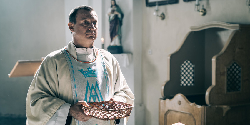 Film Kler nie był wyświetlany w Gostyninie. W całej Polsce zarobił fortunę