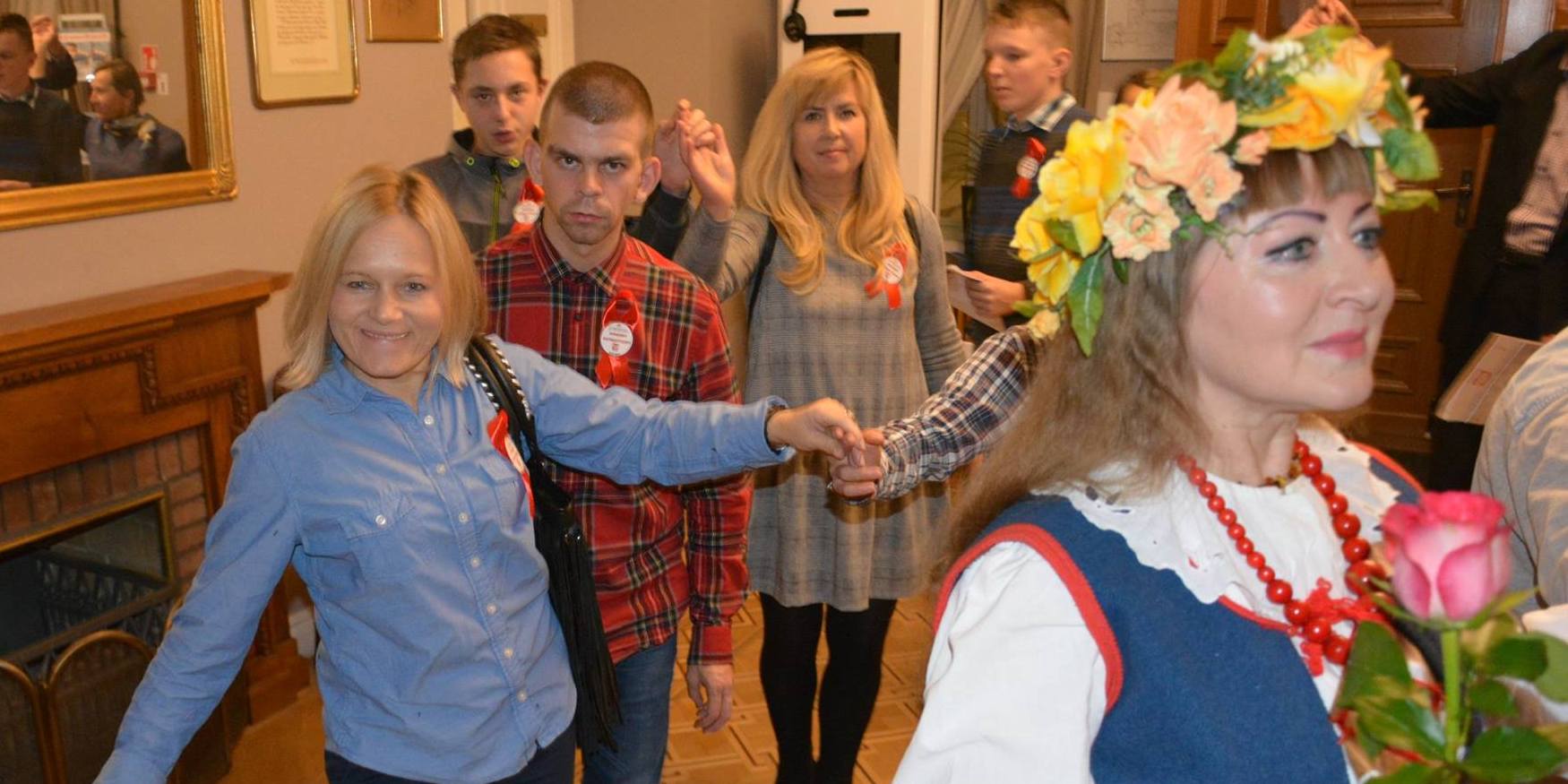 Poloneza czas zacząć… Patriotyczny wieczór w Sannikach [ZDJĘCIA]