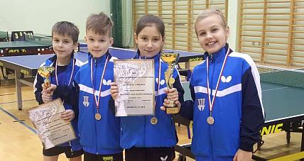 Młodzi Tenisiści ?trójki” W Gro...