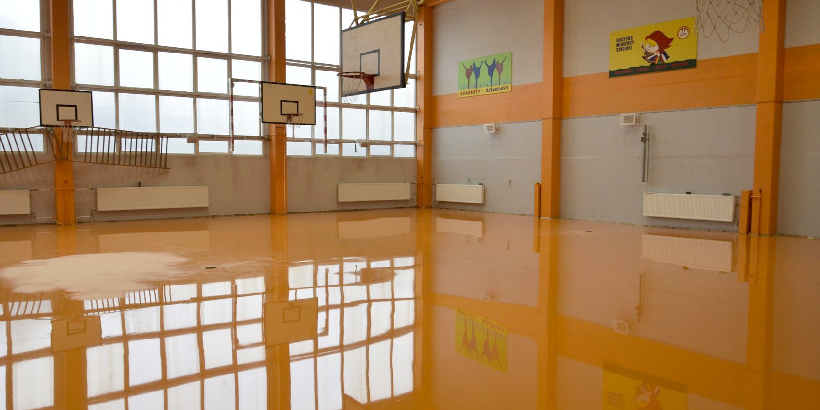 Podłoga w hali sportowej SP3 lśni nowością [ZDJĘCIA]