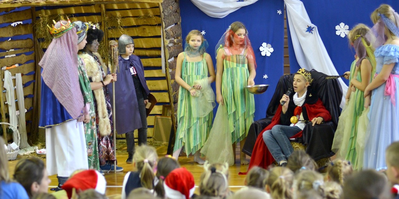 Rodzinne ciepło jest cenniejsze od skarbów materialnych. Jasełka w SP3 [ZDJĘCIA]