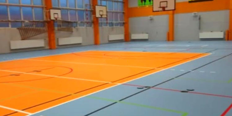 Dobiegł końca remont podłogi hali sportowej w SP3 [VIDEO]
