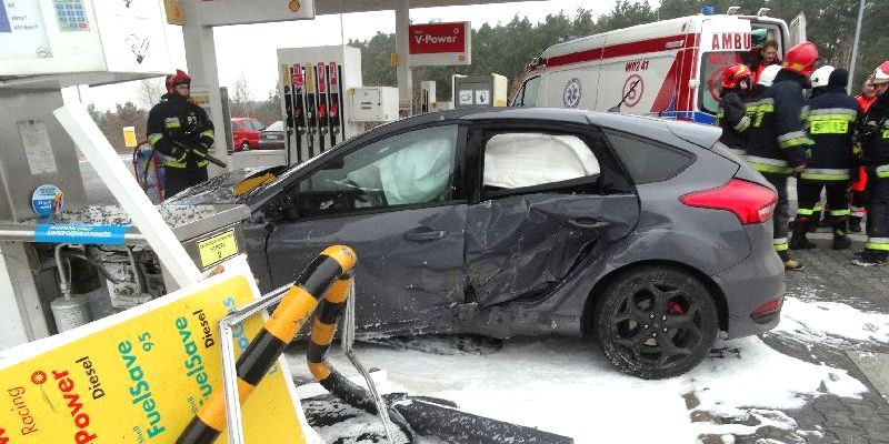 Stacja Shell: Ford Focus staranował Mercedesa i uderzył w dystrybutor [ZDJĘCIA]