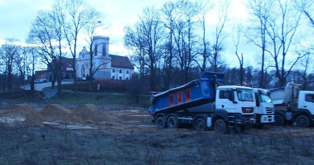 Ruszyła budowa parku handlowego przy Zamku w Gostyninie. Powstaną kolejne sklepy [ZDJĘCIA]