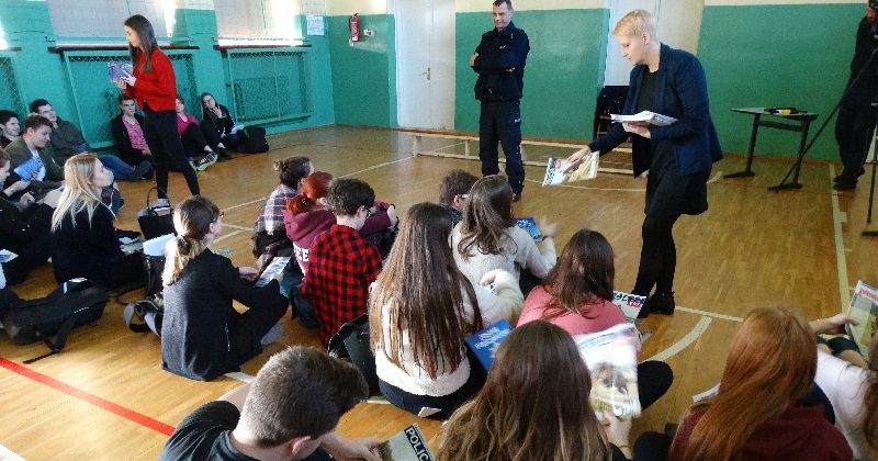 Promocja zawodu policjanta wśród uczniów gostynińskiego liceum [ZDJĘCIA]