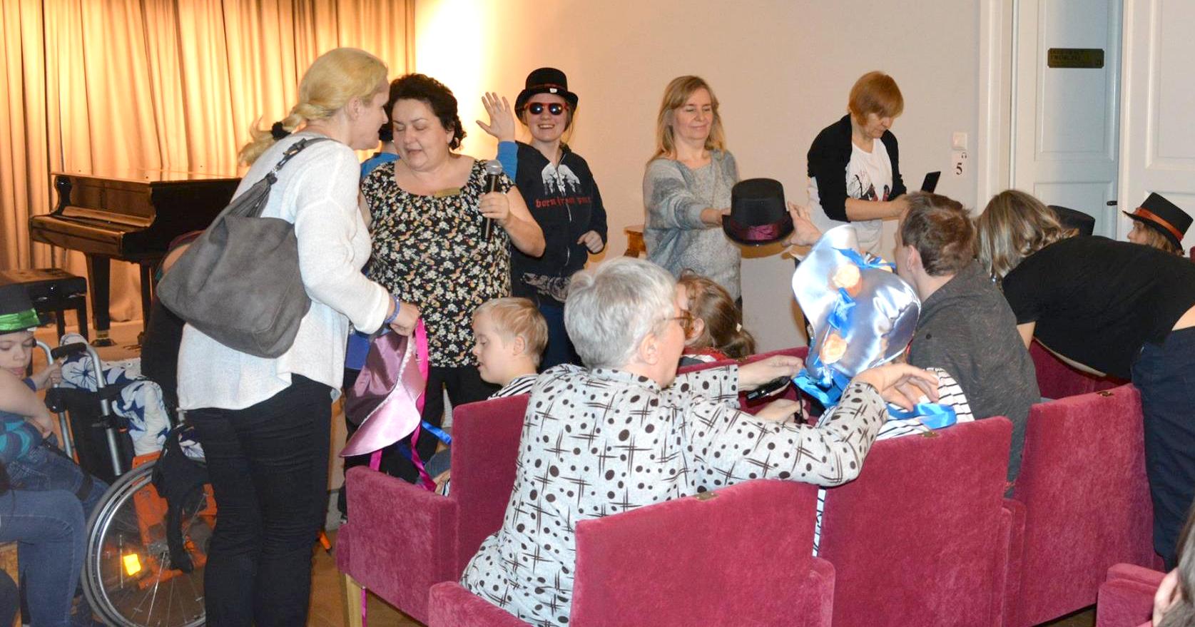 Kto i co wynosi z sannickiego pałacu?