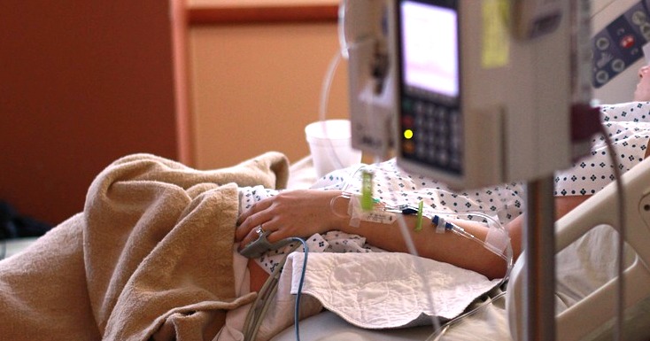 Poczęstowali dziewczynkę narkotykami. 12-latka trafiła do szpitala