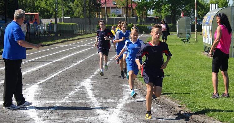 Zawody w czwórboju lekkoatletycznym. Udział wzięły tylko dwie szkoły [ZDJĘCIA]
