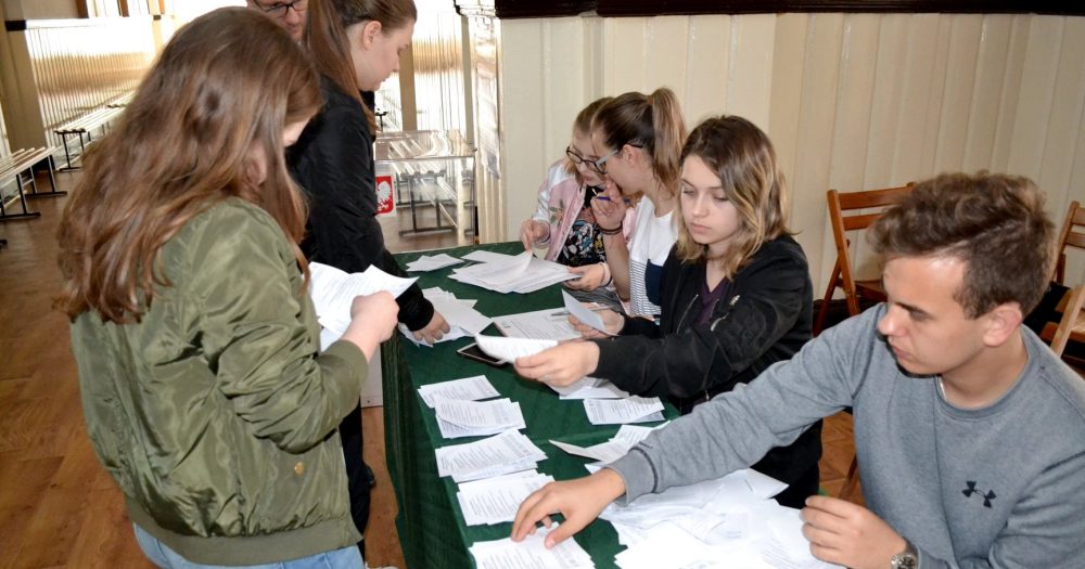 Wybory do Europarlamentu. Młodzież z Ogólniaka już głosowała [ZDJĘCIA]