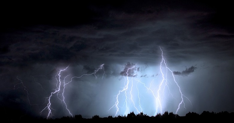 IMiGW ostrzega: dzisiaj burze i grad