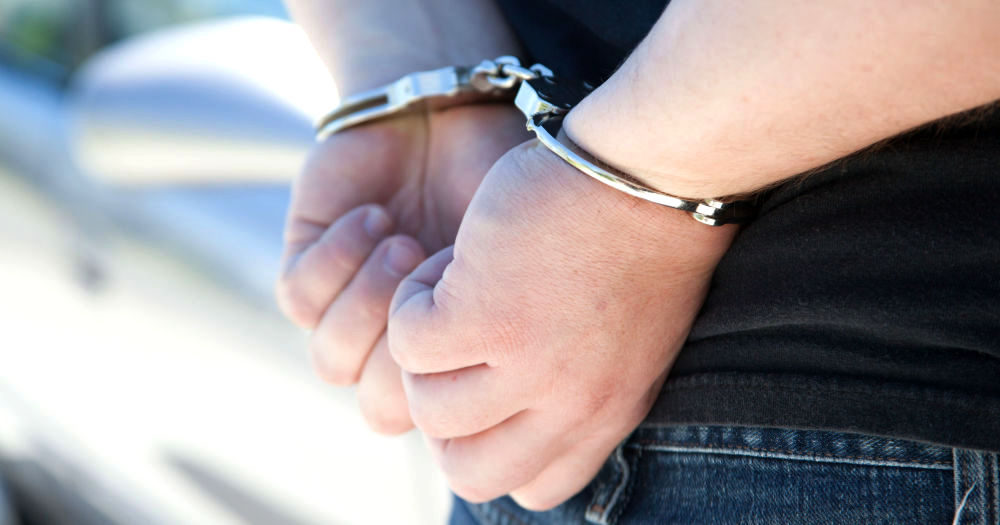 Biegał wpół nagi w centrum miasta. Wpadł w duże kłopoty