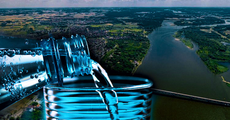 Mieszkańcy Płocka wykupują wodę w... gostynińskich sklepach. Wiara w fake news'y czy panika?