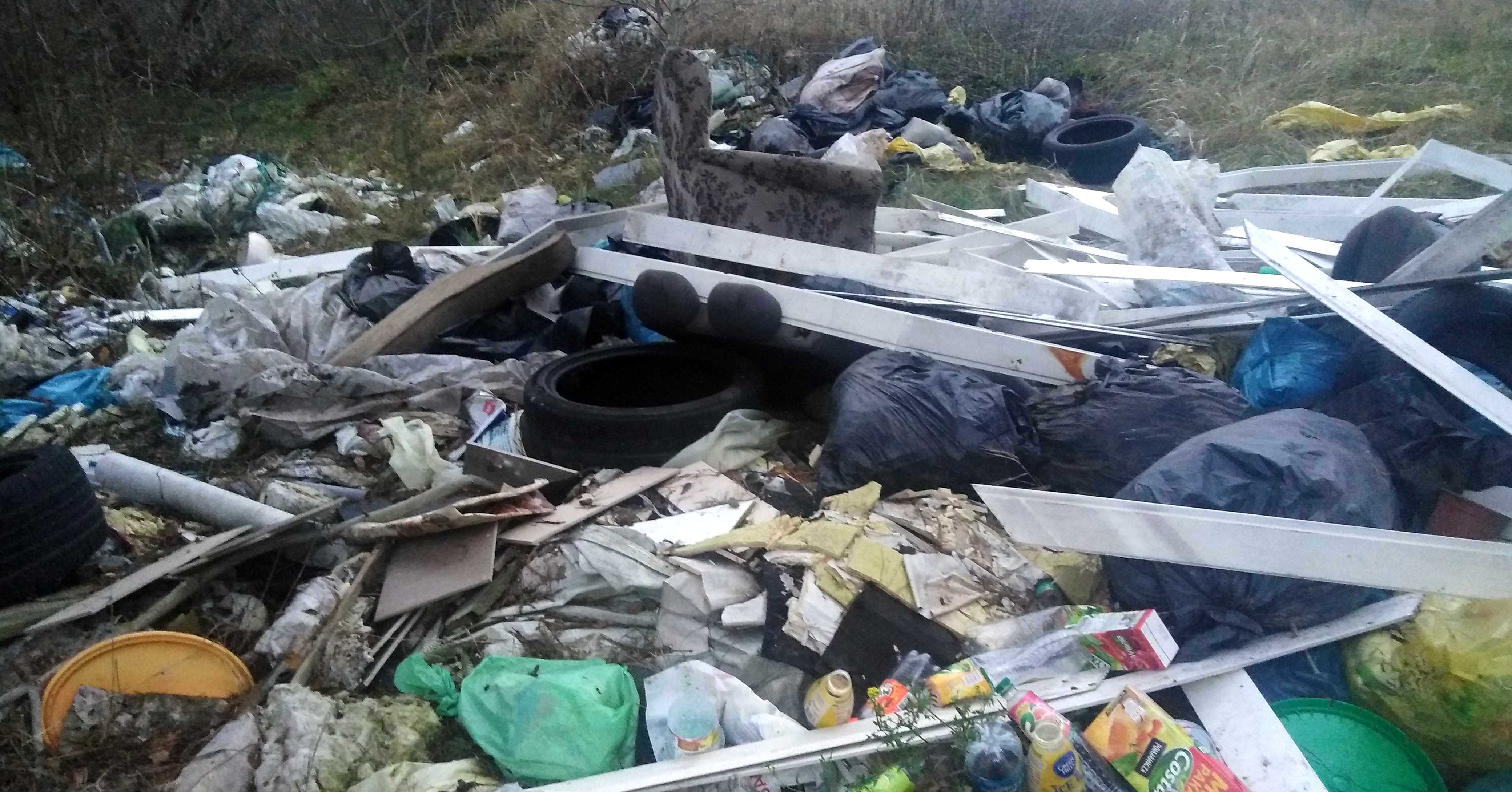 Zrobił z miejsca publicznego wysypisko. Sprawcy poszukuje policja [ZDJĘCIA]