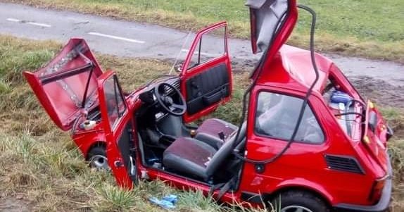 W Zdworzu dachował Maluch. Dwie osoby w szpitalu [ZDJĘCIA]