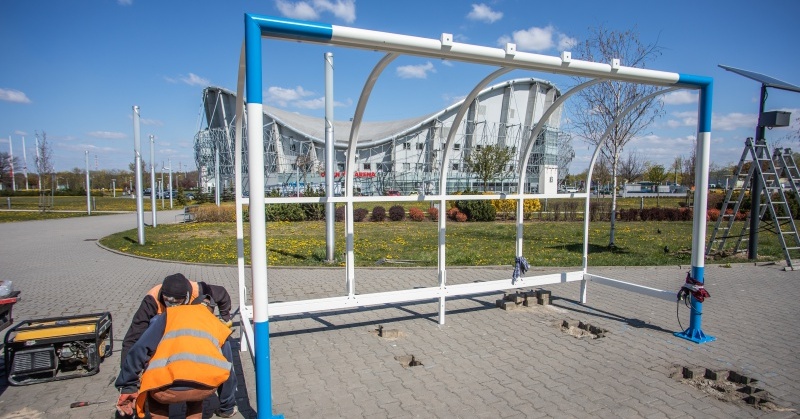 W Płocku trwa montaż wiat przystankowych.  Wyglądają jak bramki piłkarskie [ZDJĘCIA]