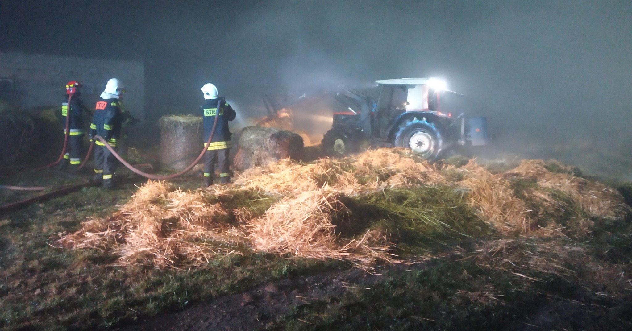 Pożar słomy w gm. Szczawin Kościelny [ZDJĘCIA]