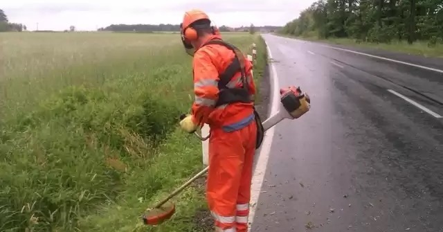 Koszenie poboczy na terenie gminy Szczawin Kościelny