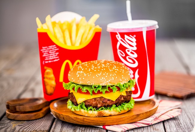 Czy cheeseburger mcdonalds ma dużo kalorii? Sprawdziliśmy