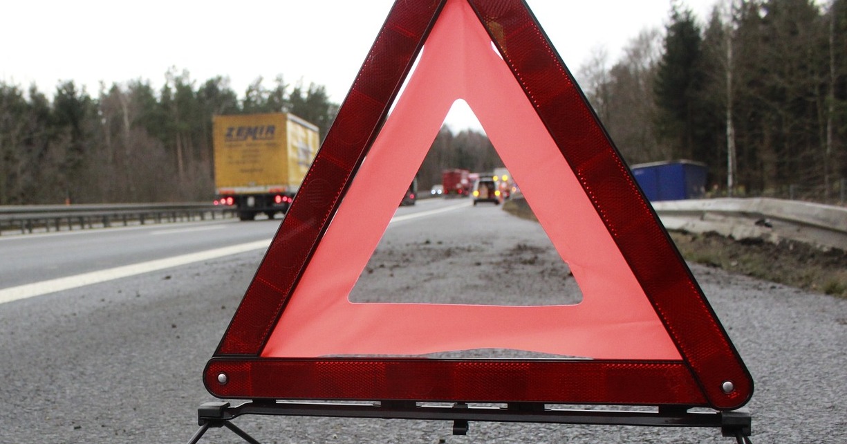 Gmina Gostynin. Przez nadmierną prędkość uderzyła w drzewo