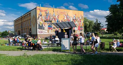 Emcek Zabrał Najmłodszych W...