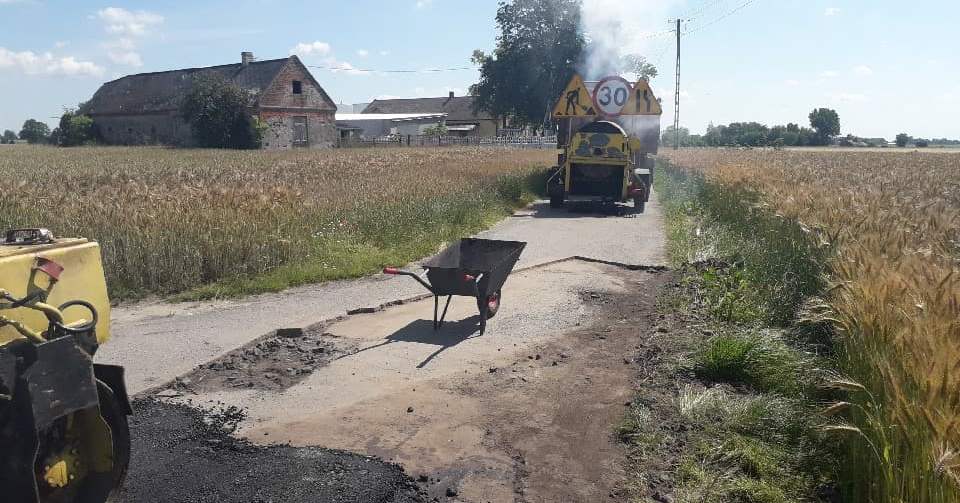 Naprawa dróg gminnych w miejscowości Słup i Janki [ZDJĘCIA]